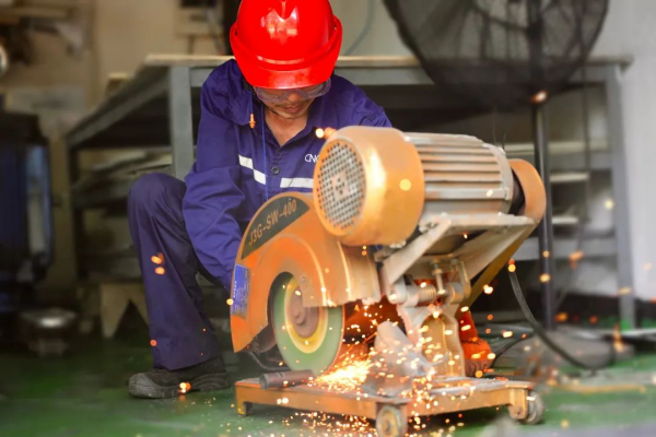 奋战骄阳下致敬taptap点点官网人|宁乡产业基地员工战高温亮口号