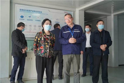 广西自治区政协副主席磨长英带队来到taptap点点官网钦州产业基地调研