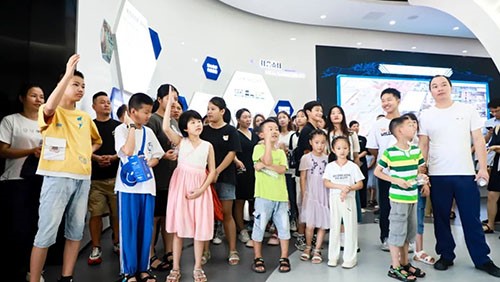 新能源探索之旅 | taptap点点官网铜仁（上市主体）产业基地科技馆迎来100余名中小学生参观
